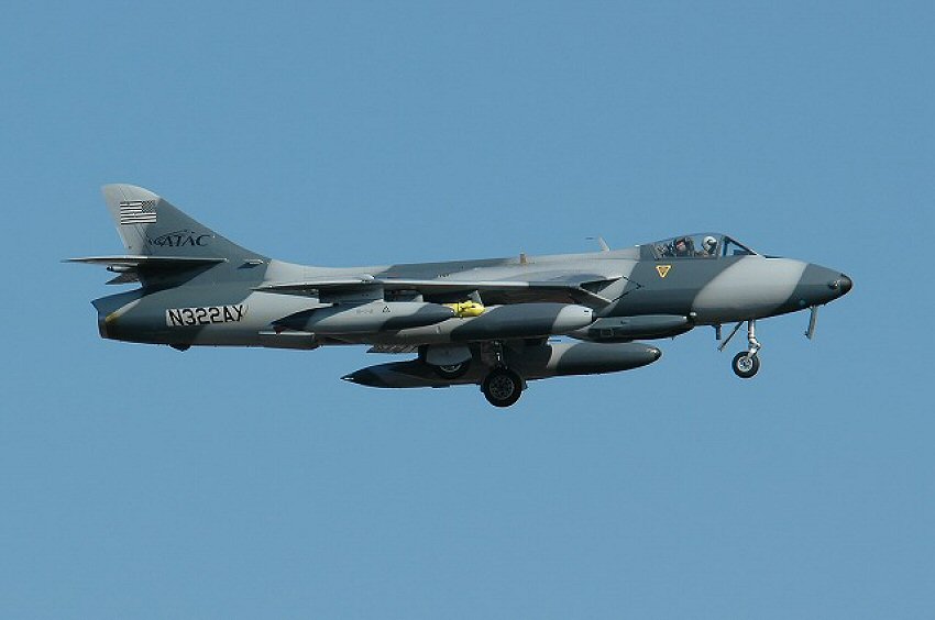 J-4085/N322AX at Atsugi